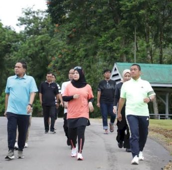 Bupati Lutim Ibas dan Wagub Sulsel Fatmawati Rusdi Olahraga Pagi Nikmati Udara Sejuk Sorowako