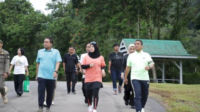 Bupati Lutim Ibas dan Wagub Sulsel Fatmawati Rusdi Olahraga Pagi Nikmati Udara Sejuk Sorowako