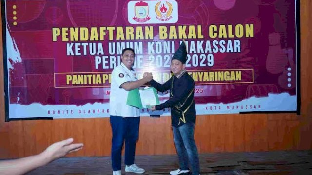 Tim Penjaringan Koni Makassar, Andi Yasin Iskandar, saat menerima pendaftaran Anggota DPRD Makassar, Ismail.