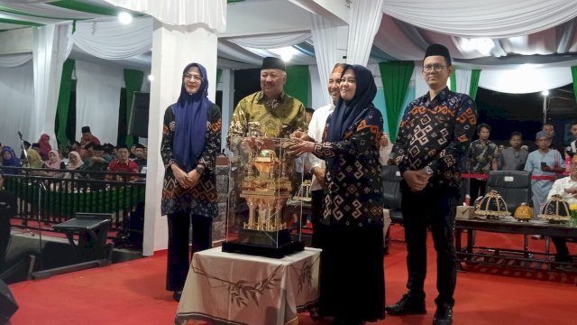 Wakil Gubernur Sulsel, Fatmawati Rusdi, bersama Bupati Pinrang Irwan Hamid, dalam acara penutupan STOH ke-XXIII tingkat Sulsel di Kabupaten Luwu Utara.