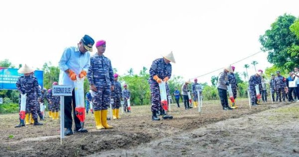 Dampingi KASAL Budidaya Rumput Laut di Takalar, Gubernur Sulsel Serahkan Bantuan Kapal untuk Nelayan
