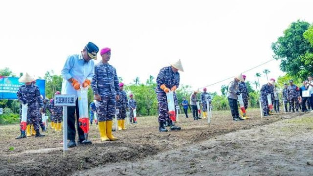 Gubernur Sulsel, Andi Sudirman Sulaiman, mendampingi KASAL, Laksamana TNI Muhammad Ali, kunjungan di Kabupaten Takalar.