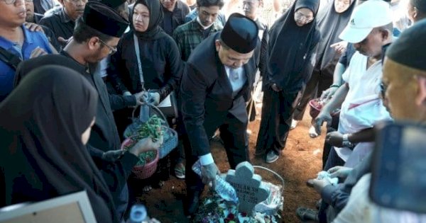 Suasana Haru Pelepasan Jenazah Anggota DPRD Makassar Ruslan Mahmud