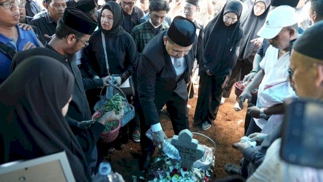 Suasana Haru Pelepasan Jenazah Anggota DPRD Makassar Ruslan Mahmud.