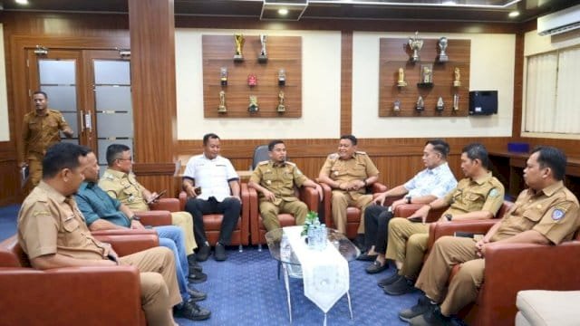 Wali Kota Tasming bersama PSSI.