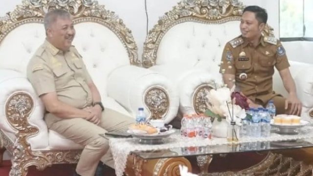 Bupati Pinrang H. A. Irwan Hamid, S.Sos melakukan pertemuan dengan Bupati Enrekang, Muh. Yusuf Ritangnga.