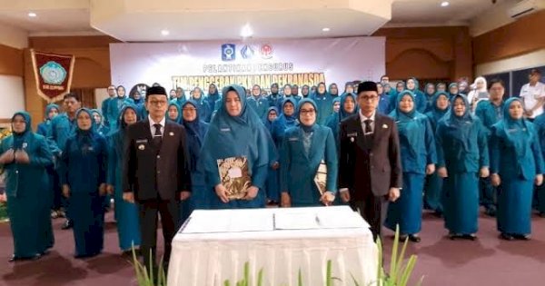 Bupati Soppeng Lantik Pengurus TP PKK dan Dekranasda Soppeng Masa Bakti 2025-2030
