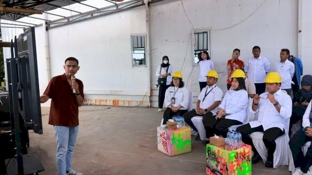 Wakil Wali Kota Makassar, Aliyah Mustika Ilham, mendampingi Menteri Ekonomi Kreatif RI, Teuku Riefky Harsya, dalam kunjungannya ke Makassar Creative Hub di Anjungan Pantai Losari.