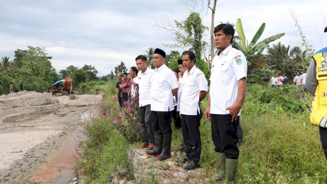 Bupati Irwan Tinjau Bendungan Jebol di Kalatiri.