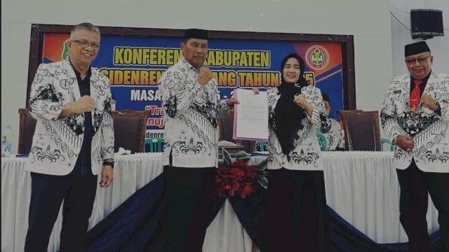 Wakil Bupati Sidrap, Nurkanaah, S.H., M.Si., sebagai Ketua PGRI Sidrap masa bakti 2025&ndash;2030.