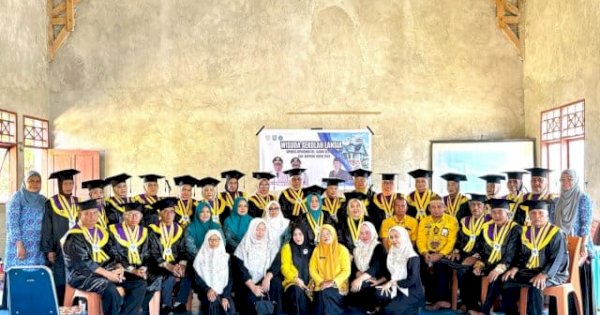Pemkab Soppeng Wisuda 23 Lansia “SIPURIO SIPURENNU”