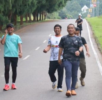 Minggu Pagi, Bupati Ibas Olahraga Sambil Tinjau Fasilitas Umum Jelang HUT Lutim ke-22