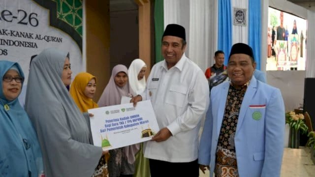 5 Guru Mengaji Dapat Umrah Gratis dari Bupati Chaidir Syam.