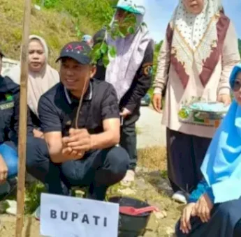Peringati Hari Bumi 2025, Bupati Enrekang Yusuf Ritangnga Tanam Pohon di Wisata Alam Buttu Macca