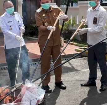 Wabup Takalar Hengky dan Kajari Musnahkan Barang Bukti Narkoba