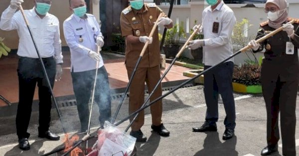 Wabup Takalar Hengky dan Kajari Musnahkan Barang Bukti Narkoba