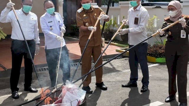 Wabup Takalar Hengky dan Kajari Musnahkan Barang Bukti Narkoba.