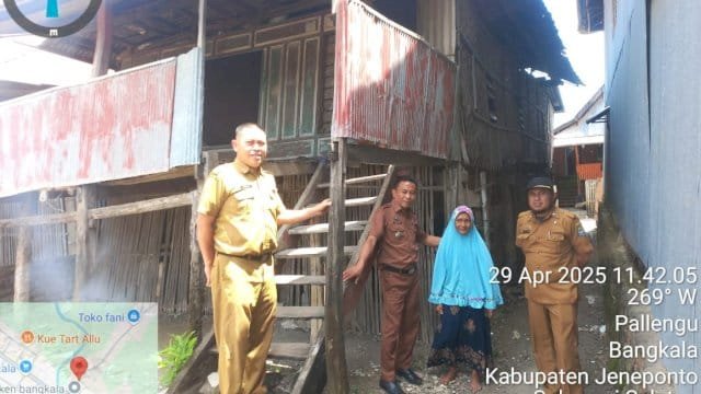 Disperkimtan Jeneponto meninjau langsung kondisi rumah tidak layak huni milik Ibu Basse di Dusun Tompolando.