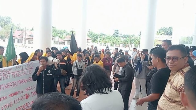 Mahasiswa di Kota Palopo menggelar aksi unjuk rasa di depan Kantor DPRD Kota Palopo.