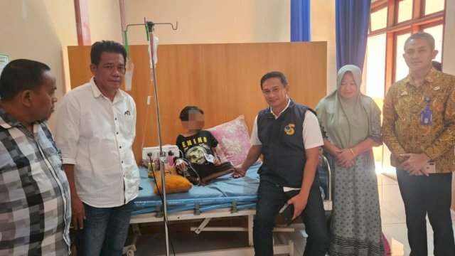 Ketua DPRD Luwu Ahmad Gazali bersama beberapa anggota Fraksi NasDem, mereka mengunjungi Muh Alwi yang tengah sedang berada di Rumah Sakit Batara Guru.