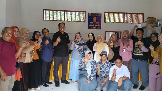 Anggota DPRD Sulsel, Mahmud, saat kunjungi Sekolah SLBN 2 Makassar.