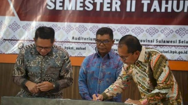 Ketua DPRD Makassar Supratman dan Danny Pomanto Terima LHPK dari BPK Sulsel