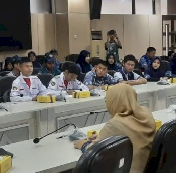 Siswa SMP Outing Class Kunjungi DPRD Makassar