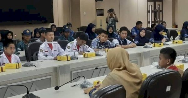 Siswa SMP Outing Class Kunjungi DPRD Makassar