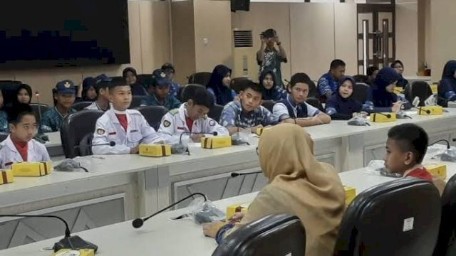 Siswa SMP Outing Class Kunjungi DPRD Makassar
