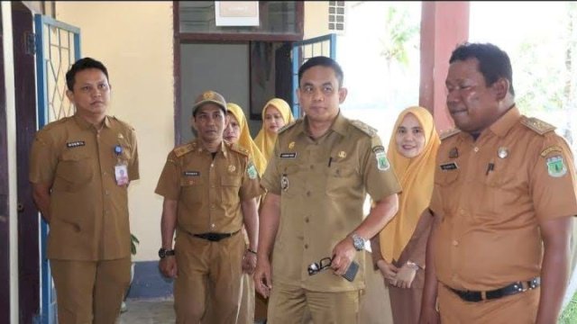Wakil Bupati Pinrang, Sudirman Bungi, S.IP, M.Si melakukan inspeksi mendadak (sidak) di dua Organisasi Perangkat Daerah (OPD).