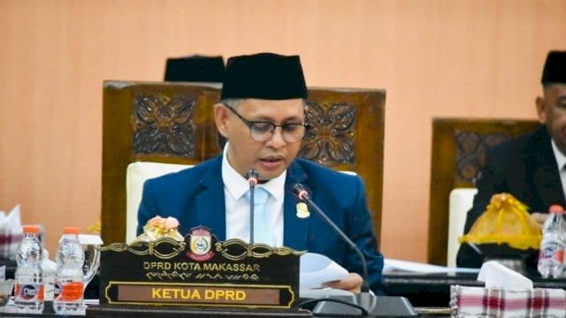 Ketua DPRD Makassar, Supratman, saat memimpin Rapat Paripurna.