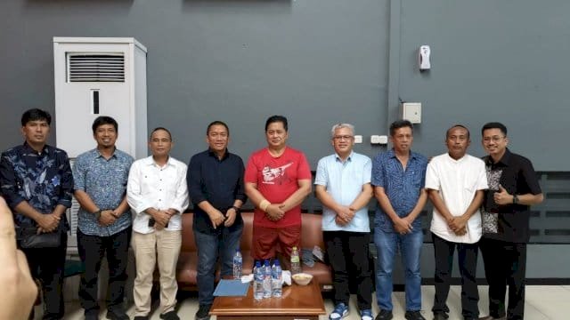 Bupati Luwu Timur, H. Irwan Bachri Syam, saat melakukan audiensi dengan Wamen Transmigrasi di Lapangan Bulutangkis Sport Center DPR RI, Jakarta.