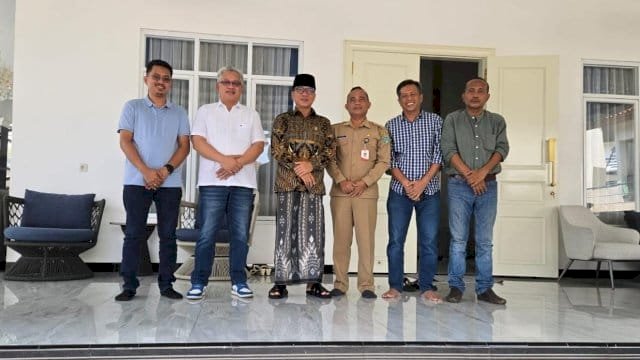 Pemkab Lutim audiensi sekaligus menyerahkan undangan resmi kepada Menteri Yandri di kediaman pribadinya di Serang.
