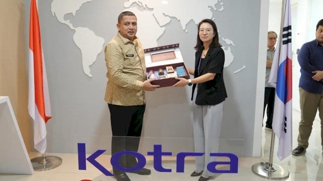 Wali Kota Makassar, Munafri Arifuddin, serahkan bingkisan kepada para Duta Besar dan perwakilan negara yang hendak menjajaki kerja sama dengan Pemkot Makassar.