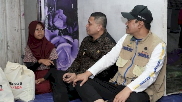 Menteri Sosial Saifullah Yusuf (Gus Ipul) meninjau langsung kondisi tempat tinggal Naila, calon siswa sekolah rakyat.