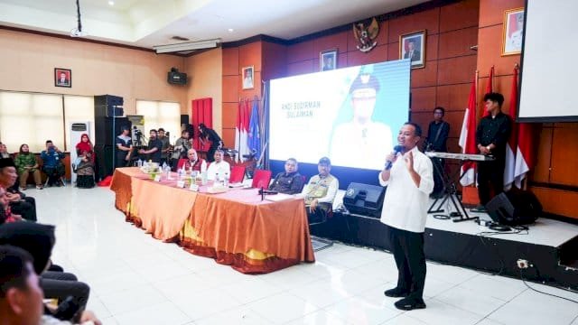 Gubernur Sulsel, Andi Sudirman Sulaiman dalam kegiatan sosialisasi program sekolah rakyat bersama Menteri Sosial RI, Saifullah Yusuf, di Gedung BPSDM Sulsel.