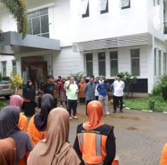 Bupati Irwan Awali Jumat Pagi dengan Jalan Sehat dan Apel Bersama Tim Kebersihan Lutim.