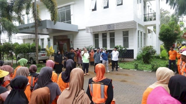 Bupati Irwan Awali Jumat Pagi dengan Jalan Sehat dan Apel Bersama Tim Kebersihan Lutim.