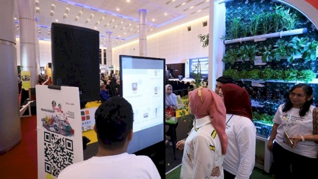 Wali Kota Makassar, Aliyah Mustika Ilham, meninjau langsung booth Pemerintah Kota Makassar dalam ajang Musyawarah Nasional (Munas) APEKSI 2025.