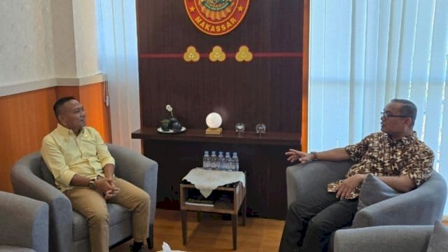 Ketua Umum KONI Kota Makassar, Ismail, saat melakukan audiensi dengan Kepala Kejaksaan Negeri Makassar, Nauli Rahim Siregar.