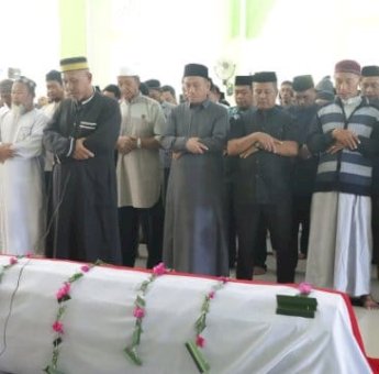 Bupati Ibas Lepas Jenazah Adik Wabup Lutim