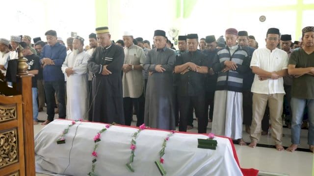 Bupati Ibas Lepas Jenazah Adik Wabup Lutim
