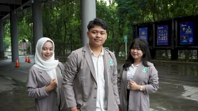 Mahasiswa berfoto bersama di Kalla Institute, Office Building NIPAH Park.