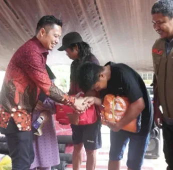 Respons Cepat Bupati Enrekang Yusuf Ritangnga: Korban Kebakaran dan Warga Dhuafa Diberi Bantuan
