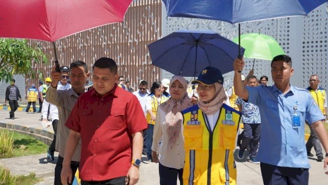 Wali Kota Makassar, Munafri Arifuddin mendampingi Direktur Jenderal Cipta Karya Kementerian Pekerjaan Umum dan Perumahan Rakyat (PUPR), Dewi Chomistriana.