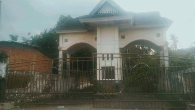 Tampak dari luar Rumah Jabatan Bupati Pinrang yang terletak di kaki Gunung Paleteang, Kecamatan Paleteang.