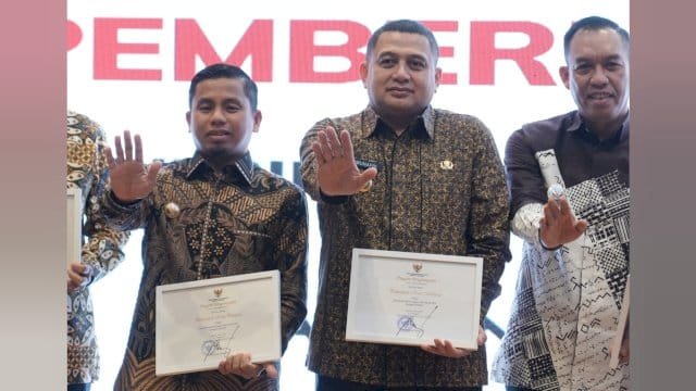 Wali Kota Makassar, Munafri Arifuddin, menerima penghargaan dari Komisi Pemberantasan Korupsi (KPK) RI.