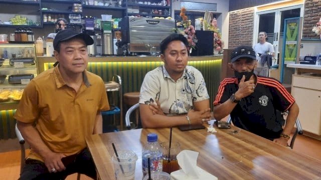 Ketua AUHM Makassar, Tasbih Mursalin, (tengah) bersama pelaku usaha hiburan malam di Makassar, Hendrik, dan pencetus AUHM Makassar, Dicky.