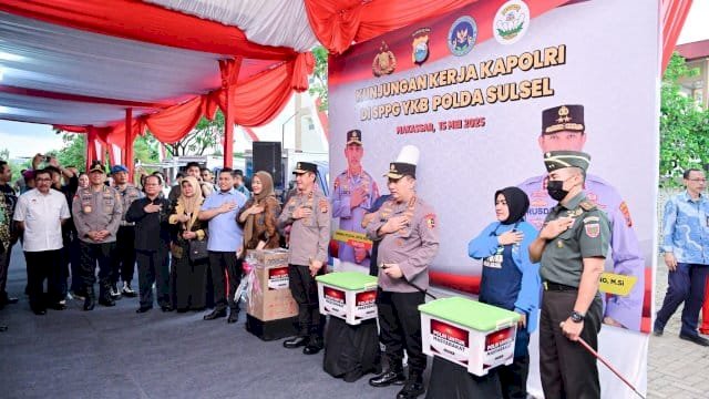 Wakil Gubernur Sulsel, Fatmawati Rusdi, bersama Kapolri Jenderal Listyo Sigit Prabowo meninjau langsung operasional dapur sehat SPPG Polda Sulsel.