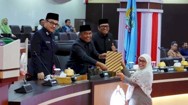 Penyerahan Rekomendasi DPRD Sulsel terhadap hasil pembahasan LKPJ Gubernur Sulsel Tahun 2024.